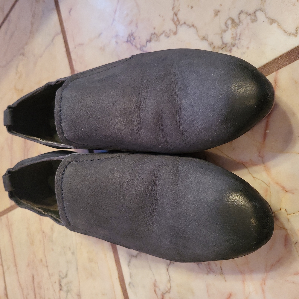 Suede Seychelles flats.